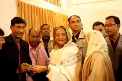 La ex primera ministra de Bangladesh y líder del partido Liga Awami, Sheikh Hasina, tras votar ayer