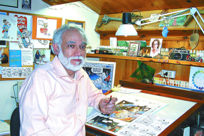 Juan López Fernández, Jan, en su estudio de dibujo, en una imagen de archivo.