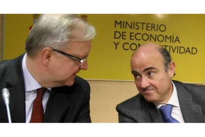 Olli Rehn, junto al ministro Luis de Guindos, durante la rueda de prensa conjunta del pasado mes de enero.