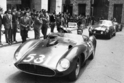 Alfonso de Portago al volante del Ferrari «531» en las Mille Miglia de 1957.