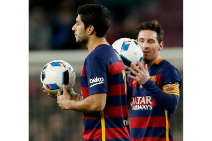 Luis Suárez y Leo Messi se llevan sendos balones tras conseguir cuatro y tres goles respectivamente. ALEJANDRO GARCÍA