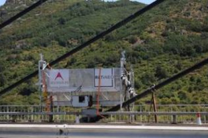 Imagen de la máquina que mide el grado de tensión de los tirantes que hacen tan especial el puente d