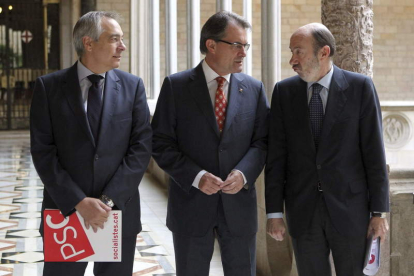 Pere Navarro, Artur Mas y Alfredo Pérez Rubalcaba, en el encuentro de ayer.