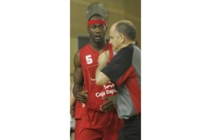 Jeffers muestra su sorpresa por una decisión de los árbitros