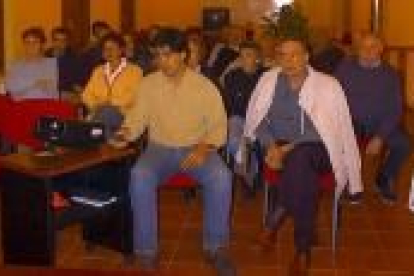 Ignacio Prieto, a la izquierda, y el alcalde de Barrios, delante del público
