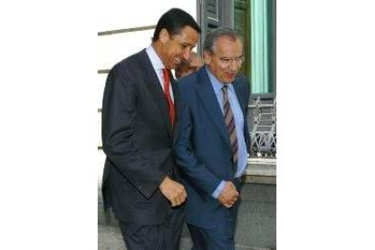 Eduardo Zaplana y Alfonso Guerra conversan fuera del Congreso