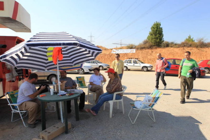 Uno de los grupos de trabajadores que permanecen a las puertas de la fábrica berciana.