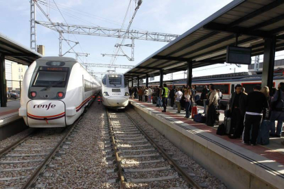 Dos trenes en la nueva estación provisional de Alta Velocidad en León.
