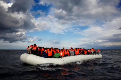 Una balsa con inmigrantes a la deriva en el Mediterráneo frente a la costa libia antes de ser rescatados por la ONG  Proactiva Open Arms.