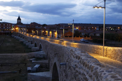 El puente del Passo Honroso a su paso por Hospital de Órbigo.