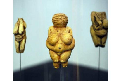 Tres Venus prehistóricas de la exposición.