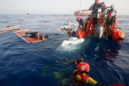 Rescate de la ONG Proactiva Open Arms a 85 millas de la costa de Libia.