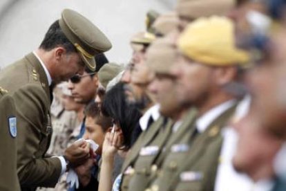 El príncipe hace entrega de los máximos honores a los familiares de los soldados fallecidos.