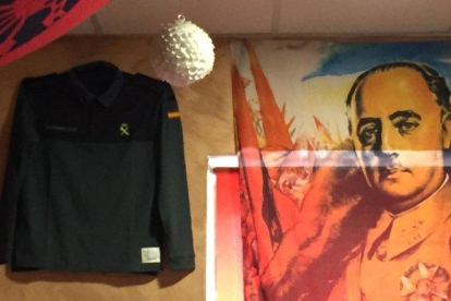 Camisa de la Guardia Civil junto a retrato de Franco en el Bar Oliva de Madrid.