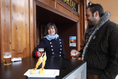 Una pareja disfruta de su aperitivo en uno de los establecimientos participantes.