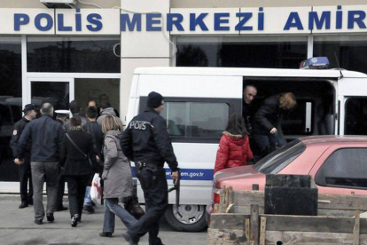 Los pasajeros del ferri secuestrado en Silivri, al oeste de Turquía, ante la oficina de la Policía, tras ser rescatados.