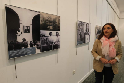 Isabel Baílez disfrutó ayer de las fotografías expuestas en la Casa de la Cultura.