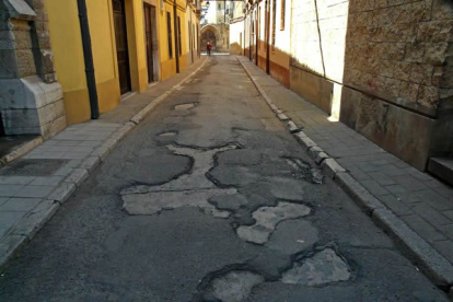 En este lamentable estado se encuentra a fecha de 16-04-2011, y desde hace ya varios meses, la calle San Pelayo, distante menos de 100 metros de nuestra Catedral. Por este lugar pasarán en los próximos días dos procesiones de la Semana Santa leonesa, declarada de 