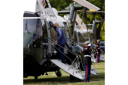 Biden sube al helicóptero presidencial en la casa Blanca. YURI GRIPAS