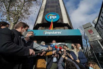 Alfonso Fernández Mañueco, hoy rodeado de periodistas en las puertas de la sede madrileña del PP. PPCyL