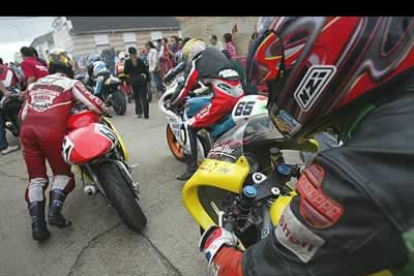 El esfuerzo del Moto Club Bañezano tuvo su recompensa un año más no sólo en el empeño que pusieron los pilotos en la carrera sino también en la presencia de miles de aficionados.