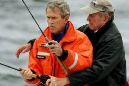 Bush recibe la ayuda de su padre para pescar en Maine