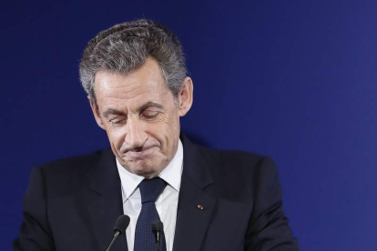 Nicolas Sarkozy mientras pronuncia un discurso tras una derrota electoral. IAN LANGSDON