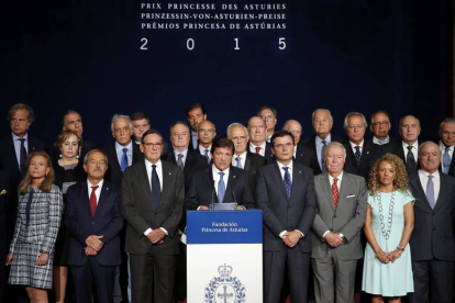 El presidente del Principado de Asturias y presidente del jurado del Premio Princesa de Asturias de la Concordia 2015, Javier Fernández (c), en el momento de leer el acta del jurado que otorga el galardón de esta edición a la Orden Hospitalaria de San Jua