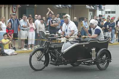 La nota de color la pusieron, como viene siendo habitual, los hermanos del Val. A ellos se les atribuye la tradición motera de la ciudad.