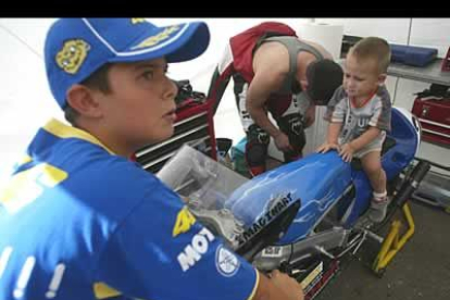 La prueba de motociclismo de La Bañeza tiene la peculiaridad de unir a pequeños y mayores en torno a una misma afición, las motos, que pasa de generación en generación.