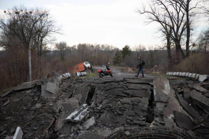 Un puente destruido ayer, cerca de la aldea Zdvyzhivka, perteneciente al área de Kiev. STANISLAV KOZLIUK