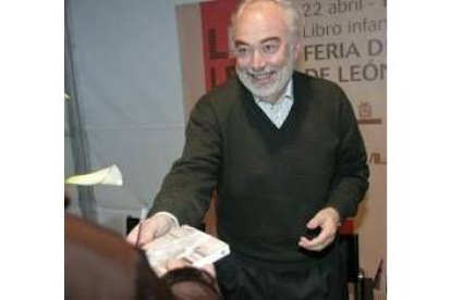 El escritor leonés Juan Pedro Aparicio, durante la firma de ayer