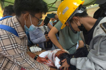 Equipos de emergencia atienden a un herido en Yangon. KO TUT