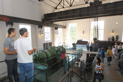 Grupo de visitantes a las viejas instalaciones de la térmica de la MSP reconvertidas a museo.