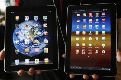 El iPad de Apple, a la derecha, y el Galaxy de Samsung, a la izquierda.