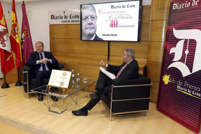 Antonio Silván, alcalde de la ciudad, y Joaquín Sánchez Torné, director de Diario de León, ayer durante la charla.