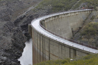 El embalse de Villagatón fue construído en 1994 y actualmente está fuera de uso.