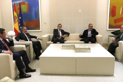 Mariano Rajoy y los líderes de CCOO, UGT, CEOE y CEPYME en su última cita de hace un año en la Moncloa.