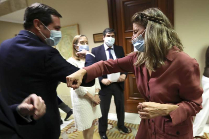 La ministra de Trabajo, Yolanda Díaz, saluda al presidente de la CEOE, Antonio Garamend. KIKO HUESCA