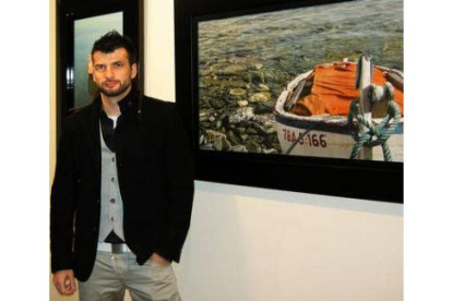 El artista catalán Ibán Navarro junto a una de sus acuarelas.