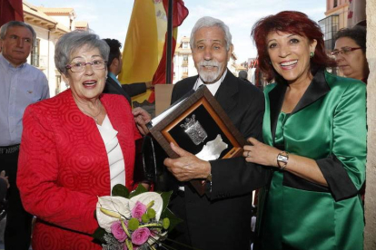 Martínez, con su mujer, Gema Quintana (izquierda), y la alcaldesa, en el pregón de santa Marta.