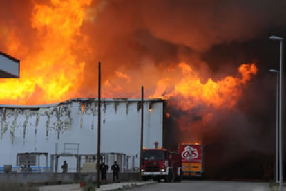 Incendio en el polígono industrial de Riego de la Vega
