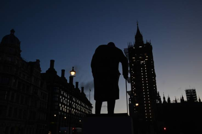 La estatua de Winston Churchill con Westminster al fondo. FACUNDO AGUIRREZABALAGA