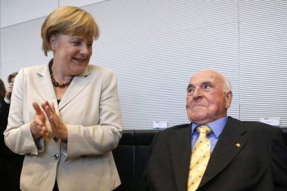 La cancillera Angela Merkel aplaude al excanciller Helmut Kohl, en el 2012.