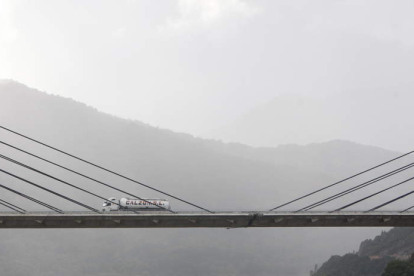 Puente sobre el pantano de Luna, símbolo de la construcción de la autopista del Luna.