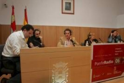 La imagen, histórica, muestra a periodistas de distintas radios con un mismo programa