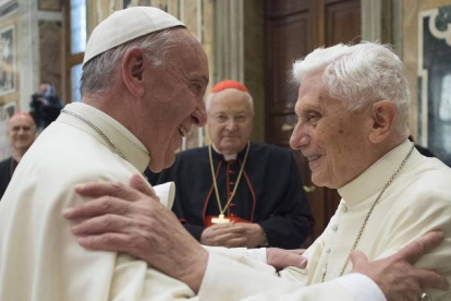 El papa Francisco y al papa emérito Benedicto XVI en 2016. L'OSSERVATORE ROMANO