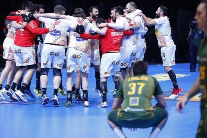 La selección española celebra el triunfo ante la decepción de los brasileños, el pasado sábado en Montpellier.