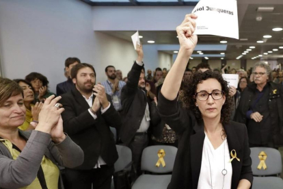 Marta Rovira muestra un cartel con el nombre de Oriol Junqueras tras la reunión extraordinaria de ERC.
