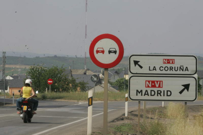 Cruce de la N-536 con la N-120 en la confluencia de la rotonda de Camponaraya hacia Puente. L. DE LA MATA